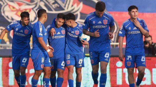 Plantel de la Universidad de Chile celebrando un gol.