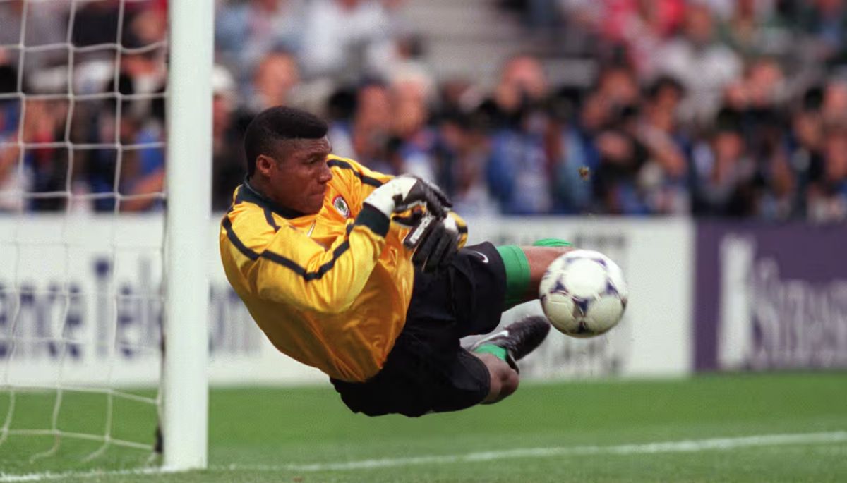 Conmoción por la muerte de Peter Rufai, el futbolista que no quiso ser rey