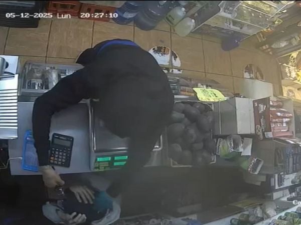 Detienen a dos sujetos por violentos robos a almacenes