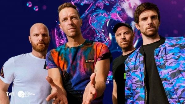 Chris Martin y los integrantes de Coldplay impulsan vinilos EcoRecords fabricados con botellas recicladas, reduciendo el impacto ambiental de su música.
