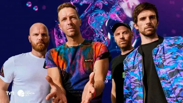 Chris Martin y los integrantes de Coldplay impulsan vinilos EcoRecords fabricados con botellas recicladas, reduciendo el impacto ambiental de su música.