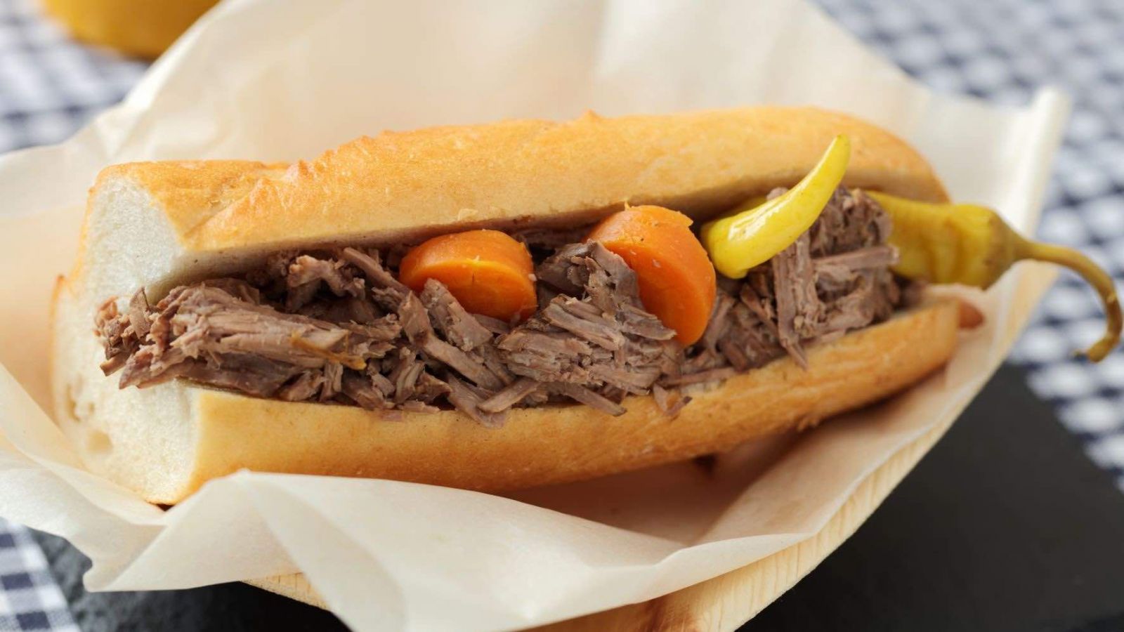 Sándwich con carne mechada. Día de la Mechada 2025.