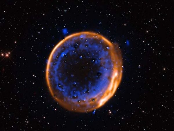 Imagen del remanente de supernova SNR 0509-67.5 captada por el VLT de ESO en Chile, mostrando capas de calcio que evidencian una doble explosión estelar.