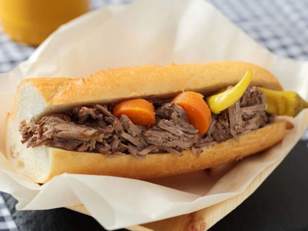 Sándwich con carne mechada. Día de la Mechada 2025.