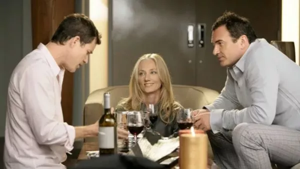 En orden: Dylan Walsh, Joely Richardson y Julian McMahon en Nip/Tuck