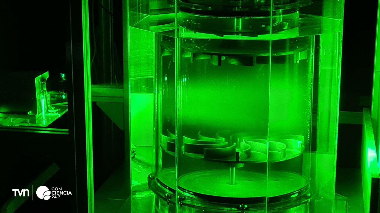 Ingenieros de la UC y la University of Leeds estudian cómo las prendas liberan microplásticos dentro de una lavadora, usando cámaras de alta velocidad y luz láser.