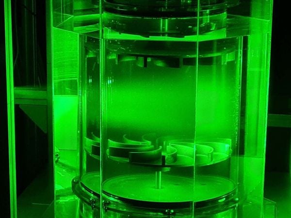 Ingenieros de la UC y la University of Leeds estudian cómo las prendas liberan microplásticos dentro de una lavadora, usando cámaras de alta velocidad y luz láser.