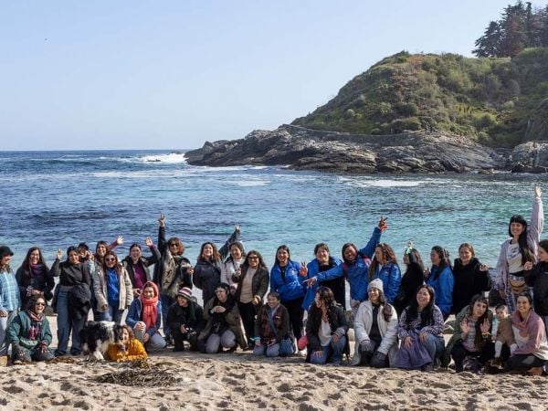 Mujeres de distintos maritorios de Chile y México reunidas en el Encuentro por los Refugios Marinos, compartiendo saberes y fortaleciendo redes para la conservación marina.