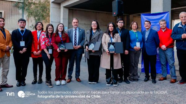 Estudiantes presentan productos innovadores como queso probiótico y helado de porotos en la XXI ExpoFeria de Alimentos Innovadores en la Universidad de Chile.