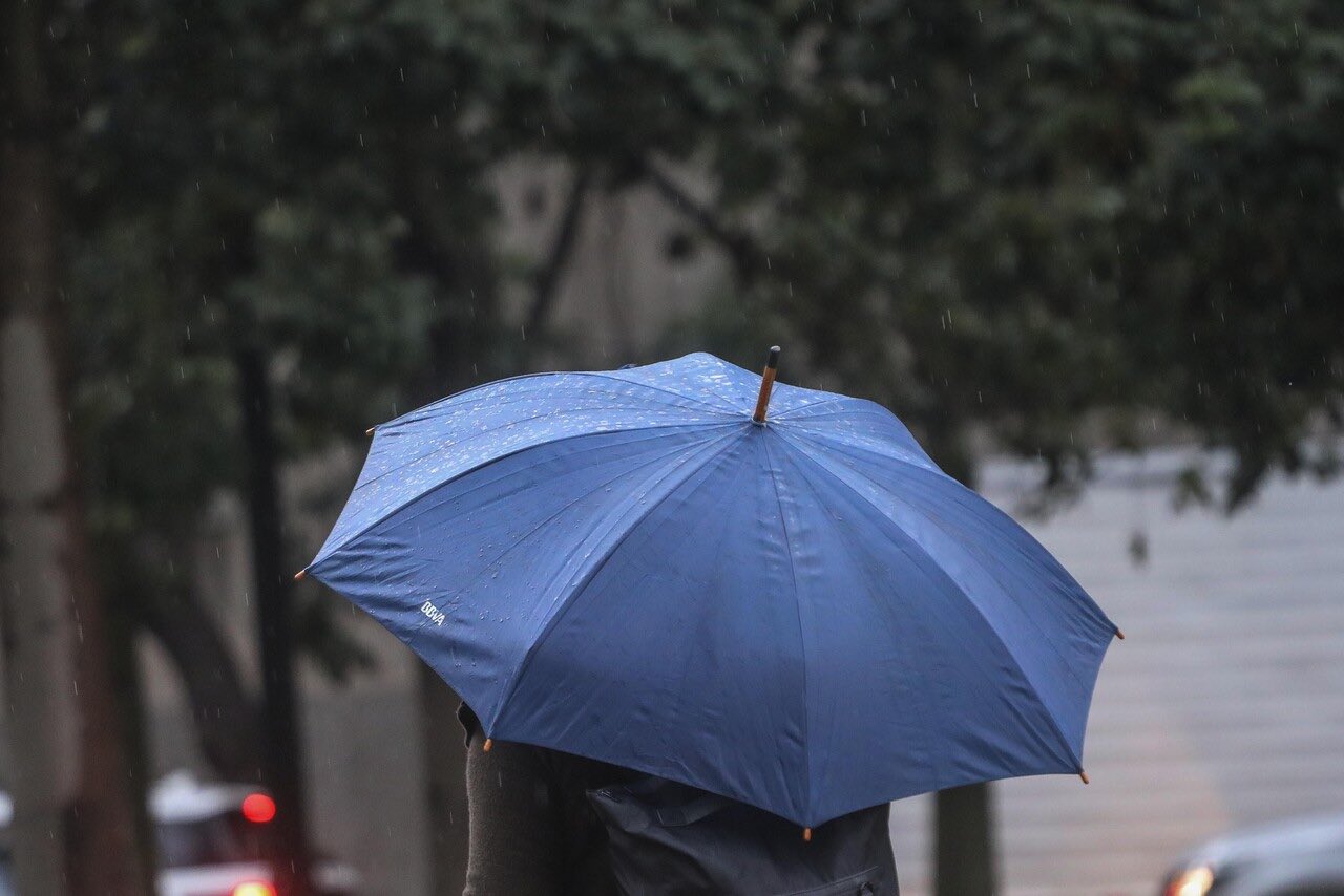 Persona bajo la lluvia