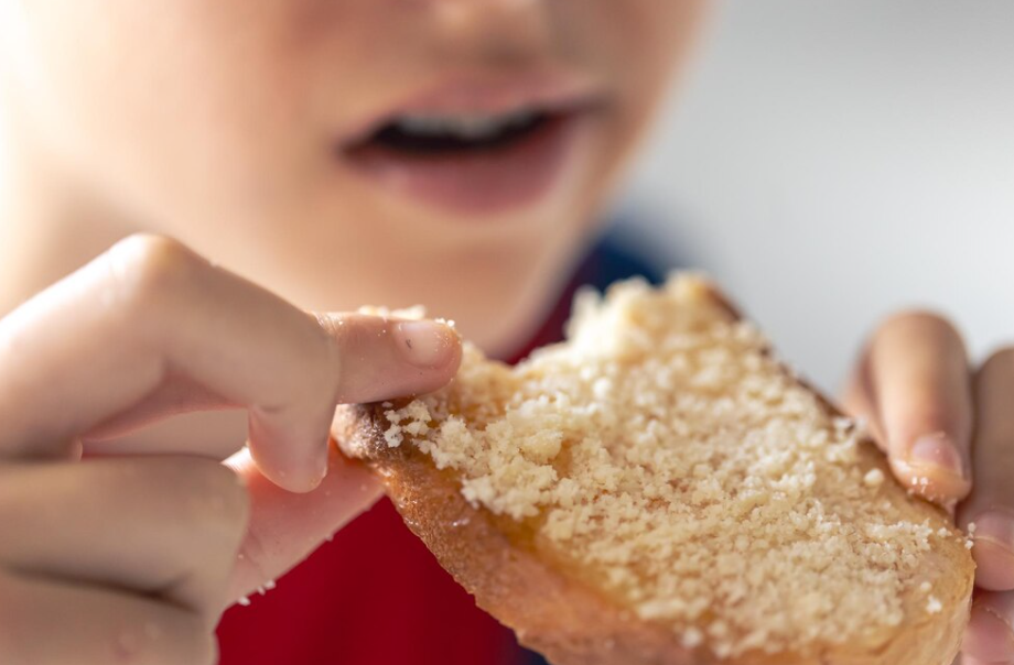 niño comiendo un trozo de queque