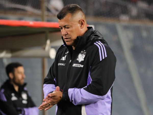 Jorge Almirón dirigiendo un partido de Colo Colo