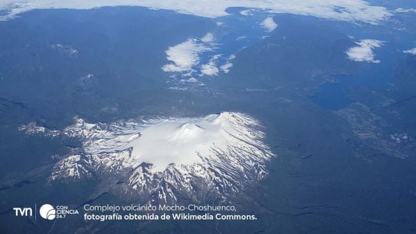 Vista aérea del volcán Mocho-Choshuenco en Chile, uno de los volcanes estudiados para entender cómo el deshielo glaciar puede aumentar la actividad volcánica.