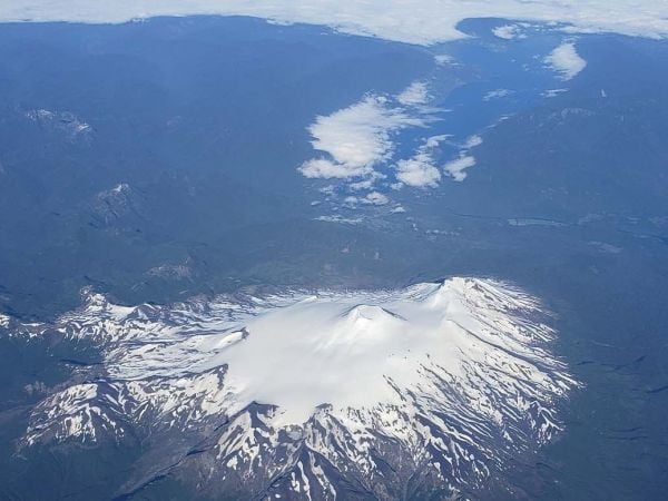 Vista aérea del volcán Mocho-Choshuenco en Chile, uno de los volcanes estudiados para entender cómo el deshielo glaciar puede aumentar la actividad volcánica.