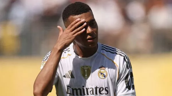 Kylian Mbappé lamentándose en el triunfo del PSG ante el Real Madrid