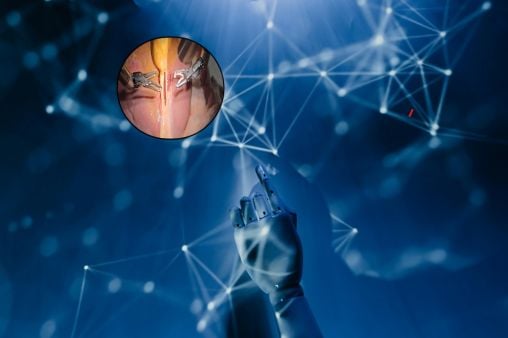 Mano de un robot y al costado la operación real de la extirpación de vesícula biliar