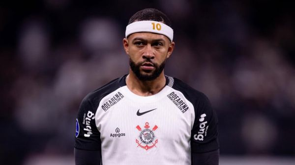 Memphis Depay jugando por Corinthians