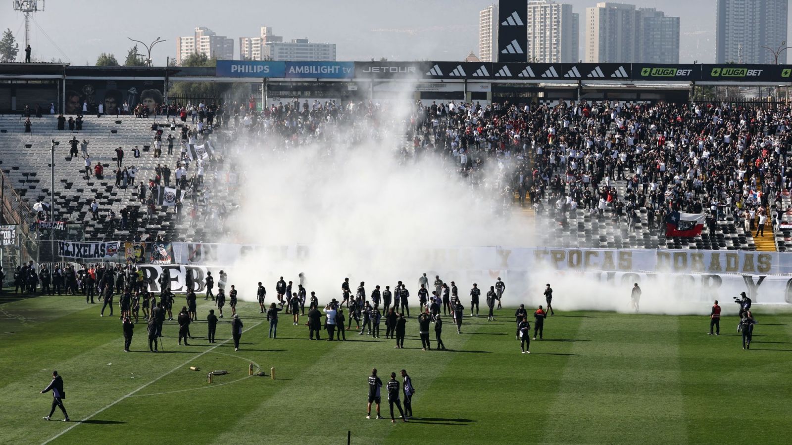 Cientos de hinchas realizan el "arengazo" a Colo Colo previo al Superclásico