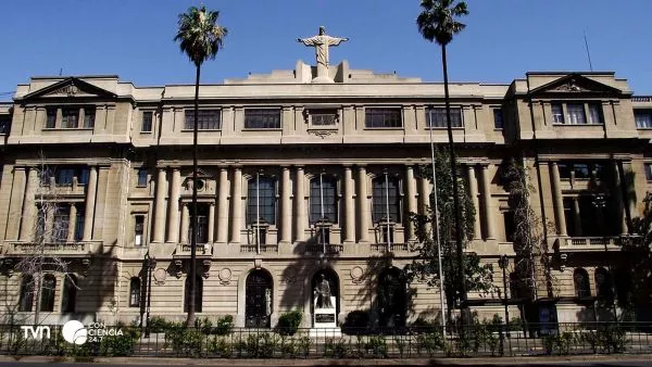 Vista aérea de campus universitario chileno, representando el avance de la ciencia y la investigación en las universidades destacadas en el Nature Index 2025.