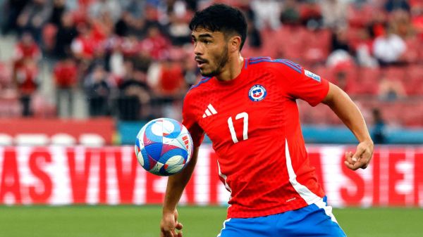Gabriel Suazo jugando por la Selección Chilena