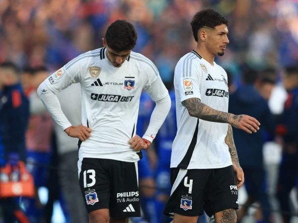 Plantel de Colo Colo lamentándose la derrota ante la Universidad de Chile