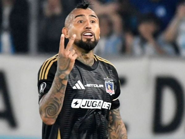 Arturo Vidal jugando por Colo Colo