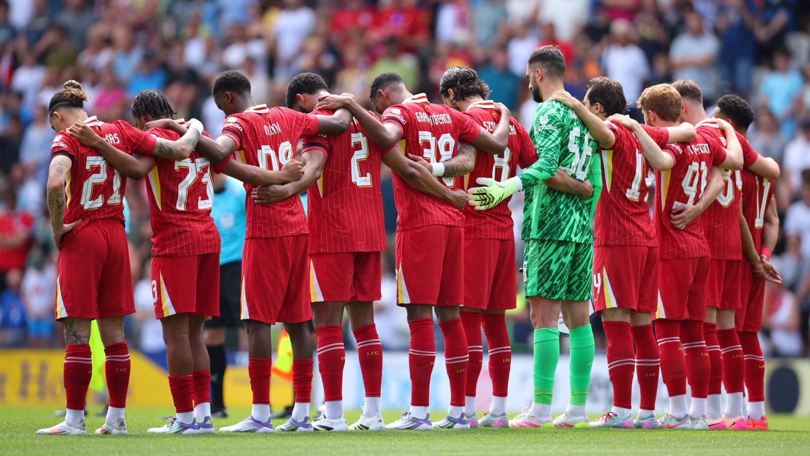 Plantel del Liverpool rindiendo homenaje a Diogo Jota