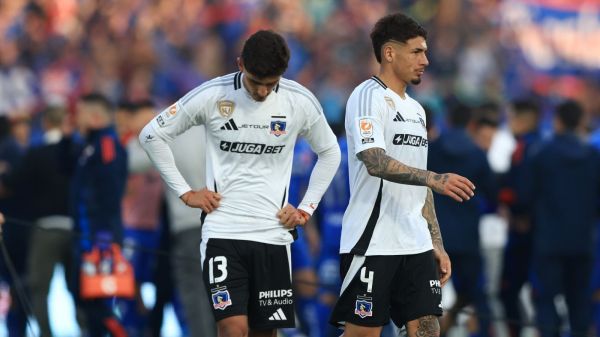 Plantel de Colo Colo lamentándose la derrota ante la Universidad de Chile