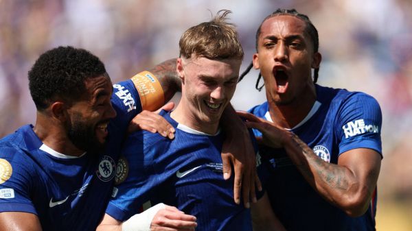 Plantel del Chelsea celebrando el gol de Cole Palmer