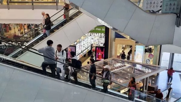 Centro comercial. Funcionamiento comercio en feriado.