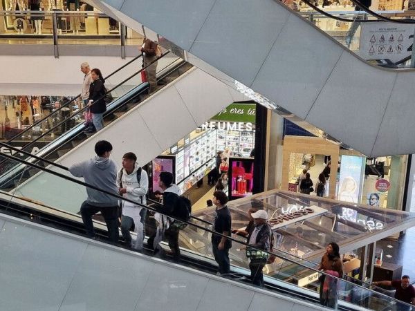 Centro comercial. Funcionamiento comercio en feriado.