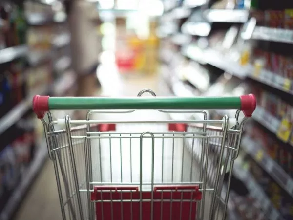 Carro de supermercado. Feriado 16 de julio.