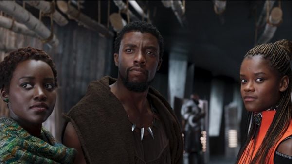 Escena película Pantera Negra: De izquierda a derecha Lupita Nyong'o, Chadwick Boseman y Letitia Wright.