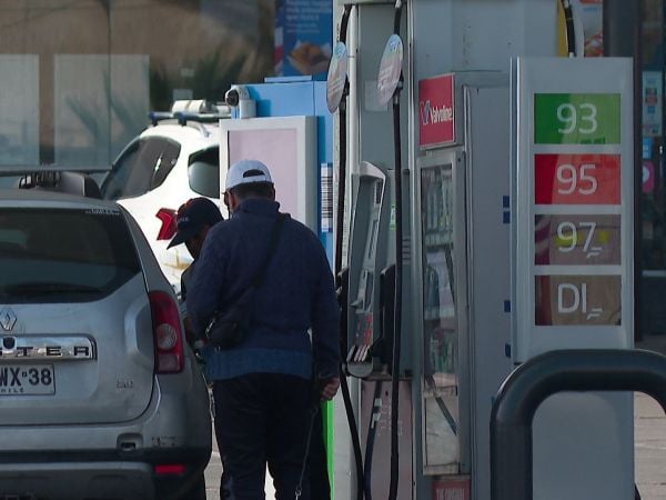 Importante disminución en el precio de las bencinas sorprendió a algunos conductores.