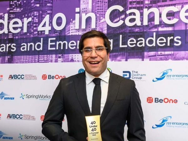 El Dr. Suraj Samtani, oncólogo chileno premiado por su liderazgo internacional en tratamiento del cáncer.