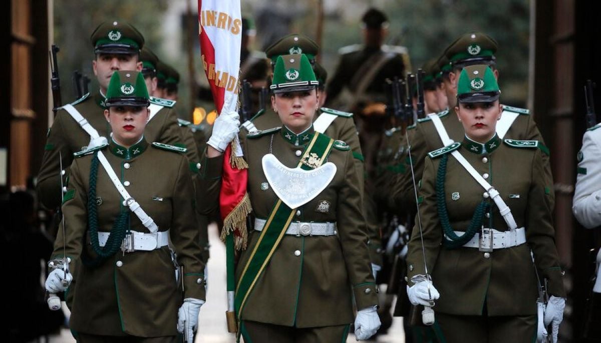 VIDEO | Por primera vez las mujeres con mayoría en tradicional cambio de guardia en La Moneda