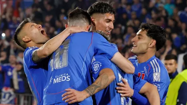 Plantel de la Universidad de Chile celebrando un gol.