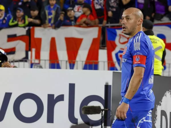 Hinchas de la U lanzaron fuegos artificiales y fueron anotados por los veedores de Conmebol