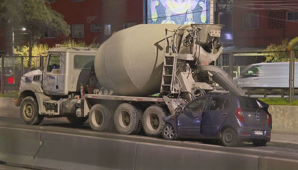 Dos muertos deja trágico choque de auto con camión en Autopista Central