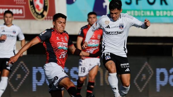 Cristián Zavala disputando el balón ante Deportes Limache