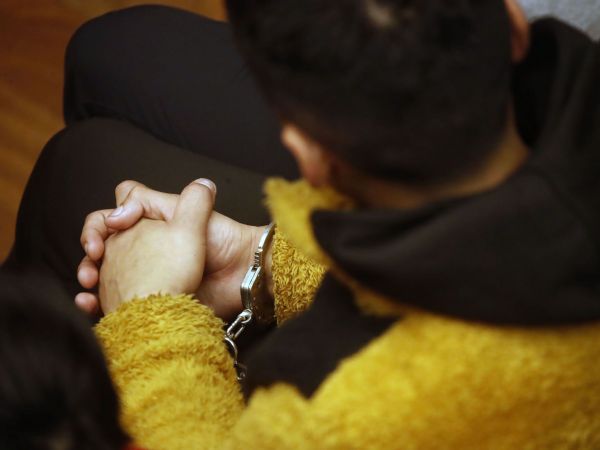 Imagen referencial hombre esposado