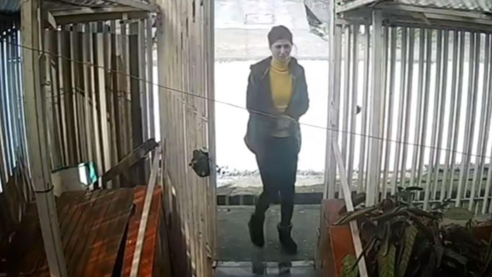 Captura cámara de seguridad en la que se ve a una mujer ingresando a una vivienda