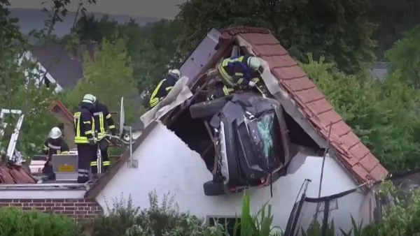 Auto incrustado en techo de granero en Alemania.