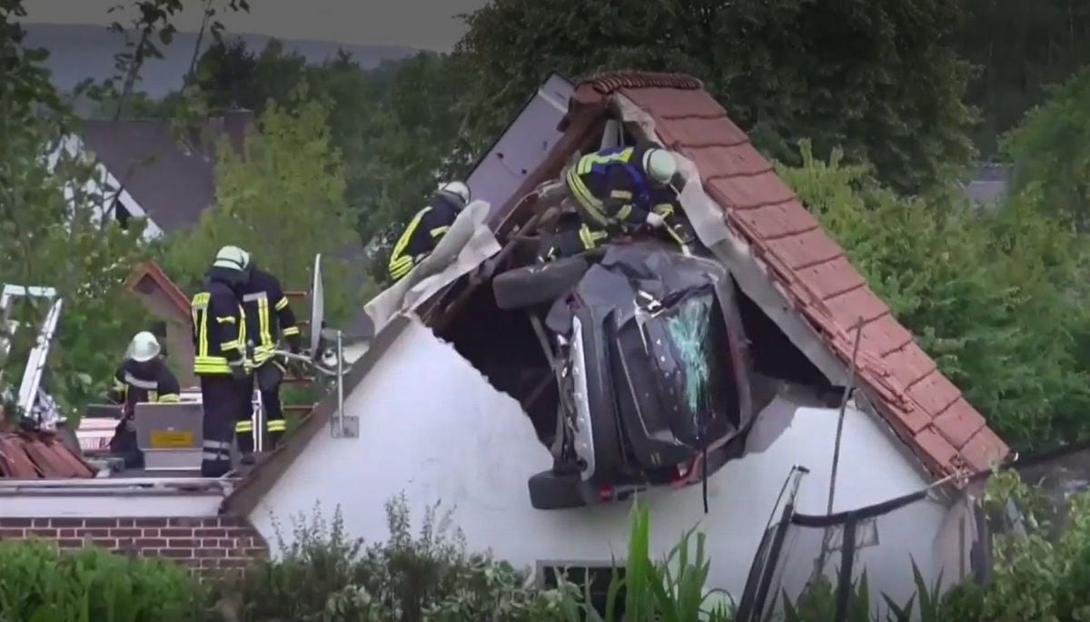 Impactante accidente: auto quedó incrustado en techo de granero y dejó a un niño de 7 años grave