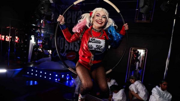 Camila Polizzi en club nocturno