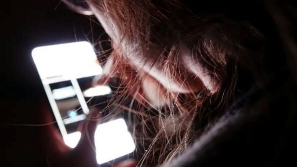 Persona en el teléfono.