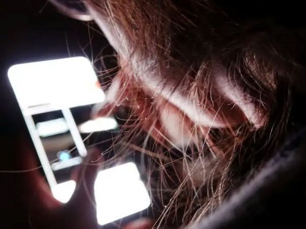 Persona en el teléfono.