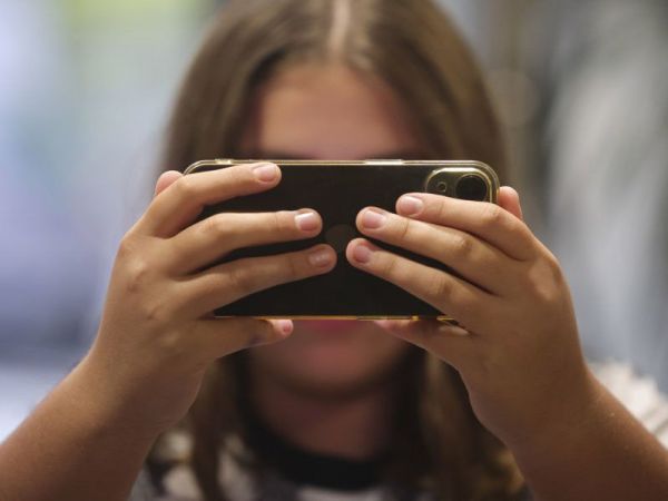 Adolescente usando su teléfono.