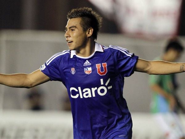 Eduardo Vargas celebrando un gol por la Universidad de Chile