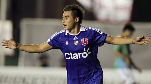 Eduardo Vargas celebrando un gol por la Universidad de Chile